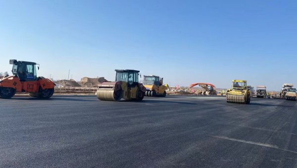 近日，在必赢76net线路官网兰州新区城市矿产与表面处理产业园区（二期）周边基础设施项目—园区西路南延段（纬五十路至纬二十八路）项目现场，随着一辆辆运料车平稳驶入，摊铺机将滚烫的沥青混合料均匀铺开，标志着项