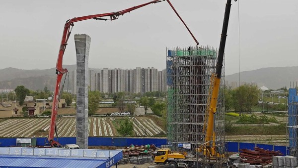 在必赢76net线路官网四公司临夏市环城北路桥梁及附属工程（二期）项目现场，钢筋加工区火花飞扬、安装墩柱区一件件钢筋骨架安全运达、泵车将一方方混凝土输送至墩柱浇筑......现场一片繁忙景象。自四月复工以来