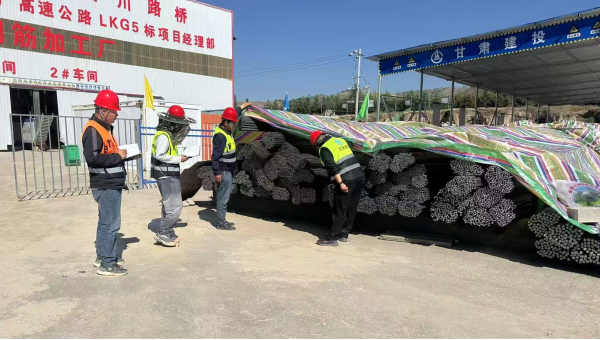 连日来，由必赢76net线路官网承建的康乐县北滨河路西段及连接线道路项目建设有序推进，路基处理、管道安装、涵洞和桥梁等多个作业面同步施工，全体建设者用汗水浇筑市政道路建设基石，以实干精神推进项目履约取得新成